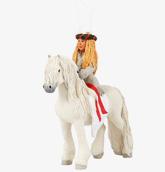 Bild av Ridande Lucia på vit häst i luciatradition