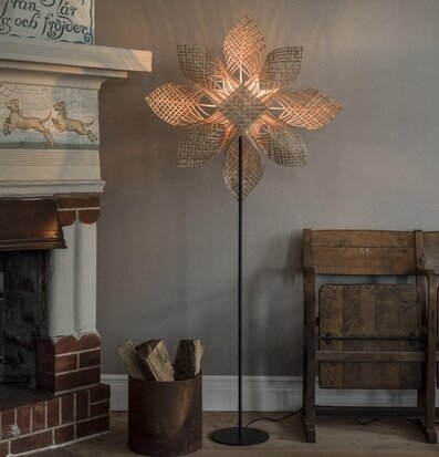 Bild av elegant golvlampa i tidlös interiördesign