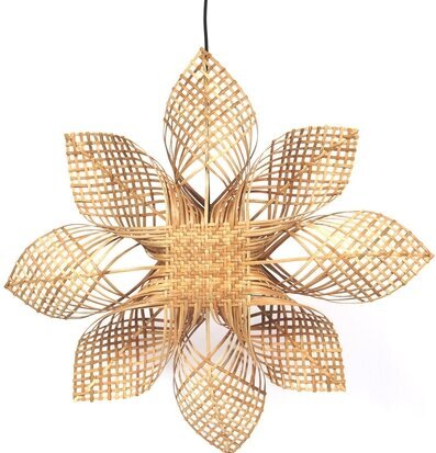 Bild av hängande lampa i naturmaterial och stjärndesign