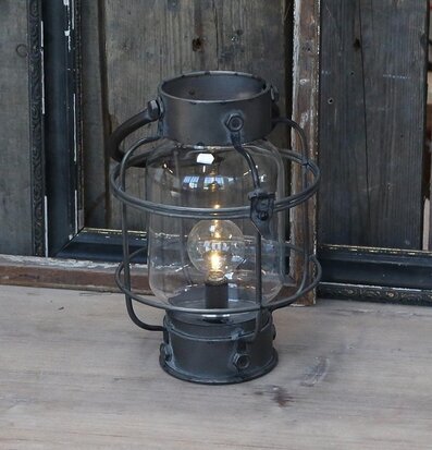 Foto av antiksvart lanterna med rustik och varm design
