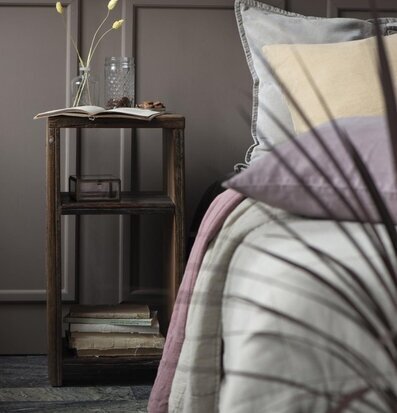 Foto av rustikt sidobord i harmoniskt sovrum