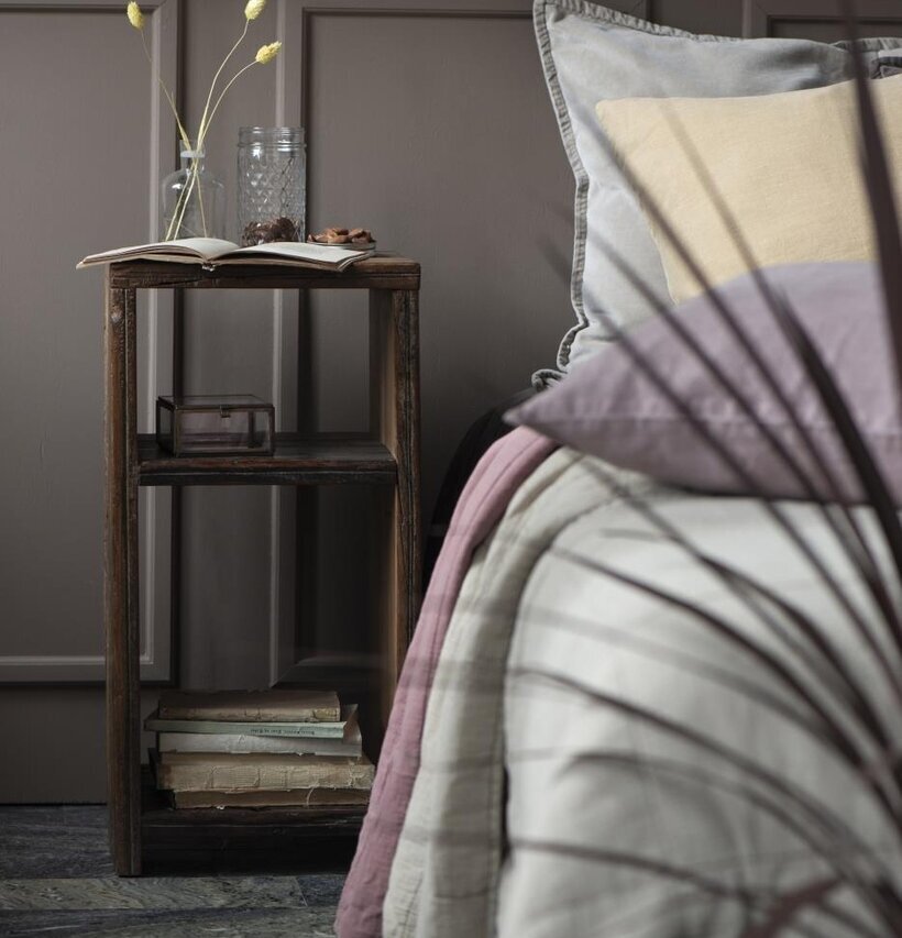 Foto av rustikt sidobord i harmoniskt sovrum