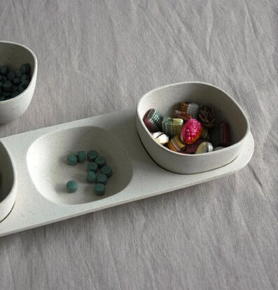 Serveringsfat med skålar från Zuperzozial på en ljus duk