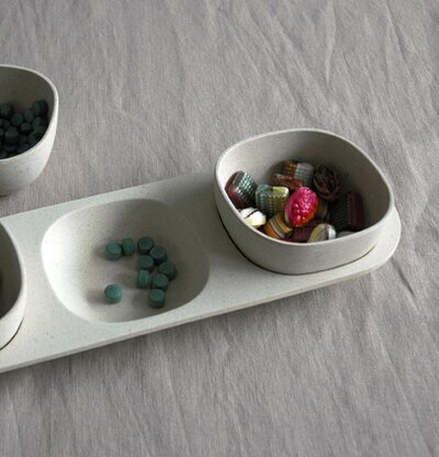 Serveringsfat med skålar från Zuperzozial på en ljus duk