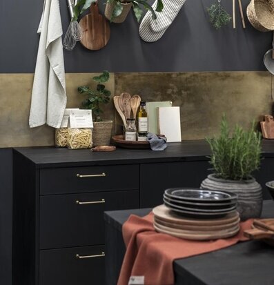 Foto av ett harmoniskt och inbjudande kök med värme