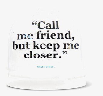 Bild av en dekorativ snöglob med inspirerande citat