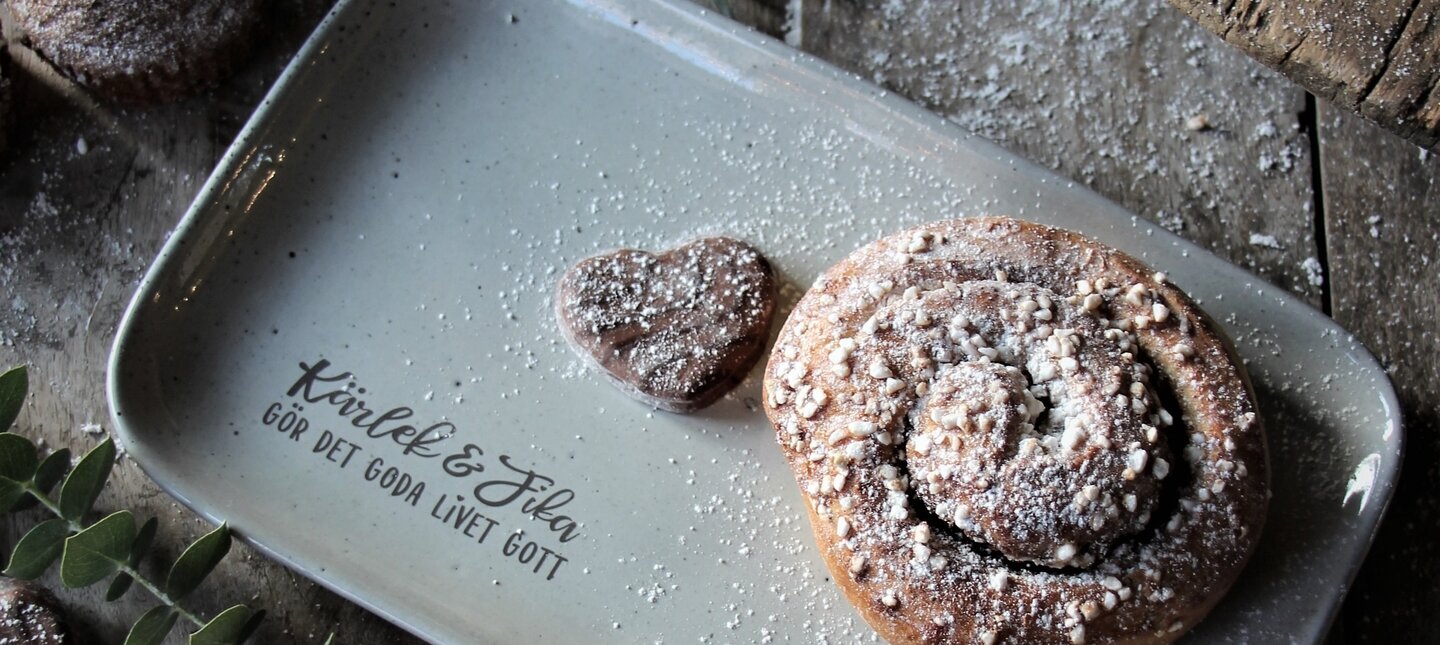 Kärlek & Fika Fat Grå Kök - Duka Fest Majas Cottage Serveringsbrickor Brickset Serveringsfat Tallrikar Djupa