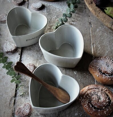 Foto av rustik fikastund med hjärtskålar och bakverk