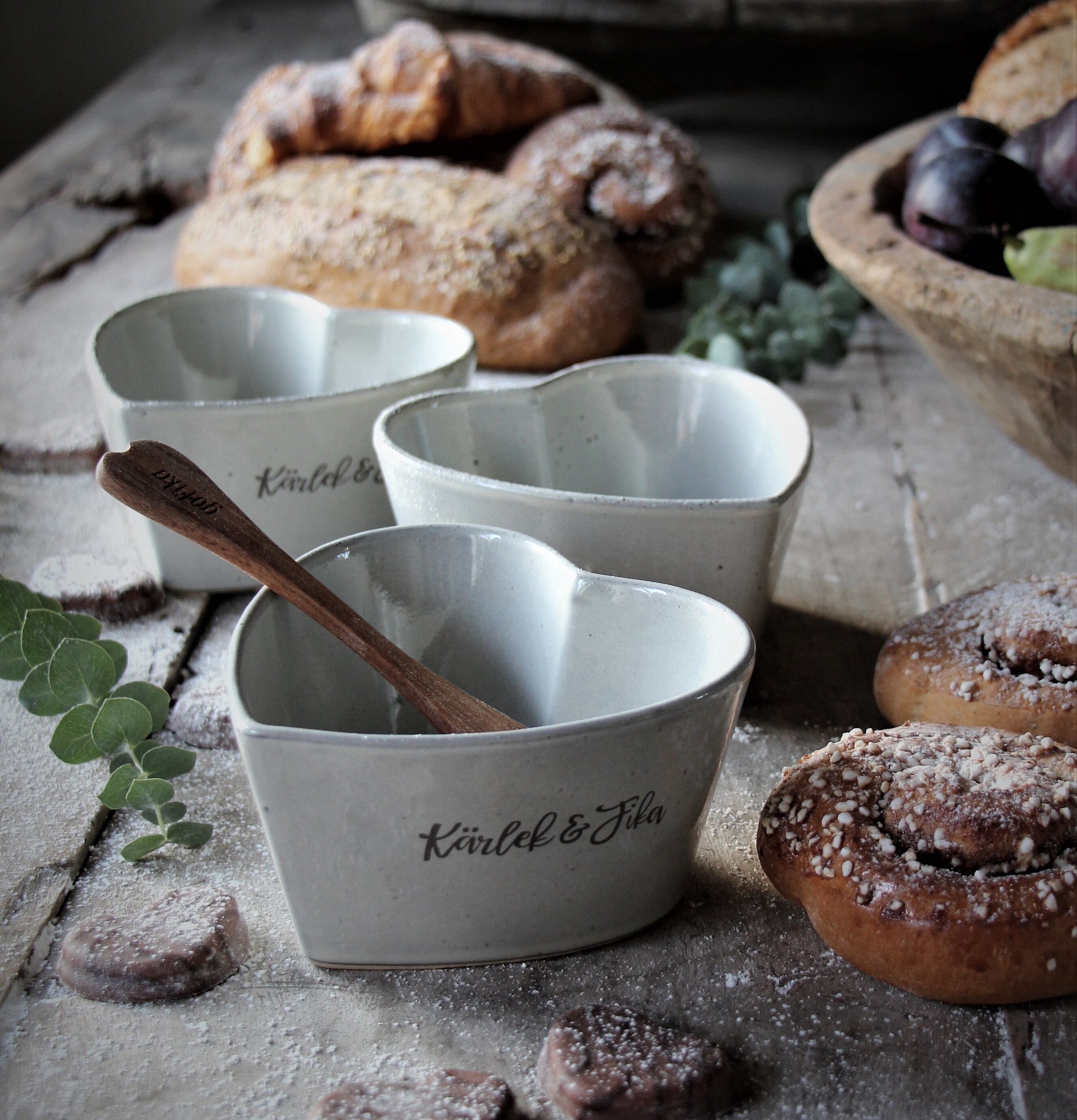 Foto av charmigt fikaarrangemang med hjärtformade skålar