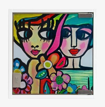 Bild av konstnärligt nyckelskåp med levande färger