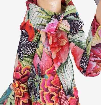 Bild av färgstark och livfull bordslampa med blommönster