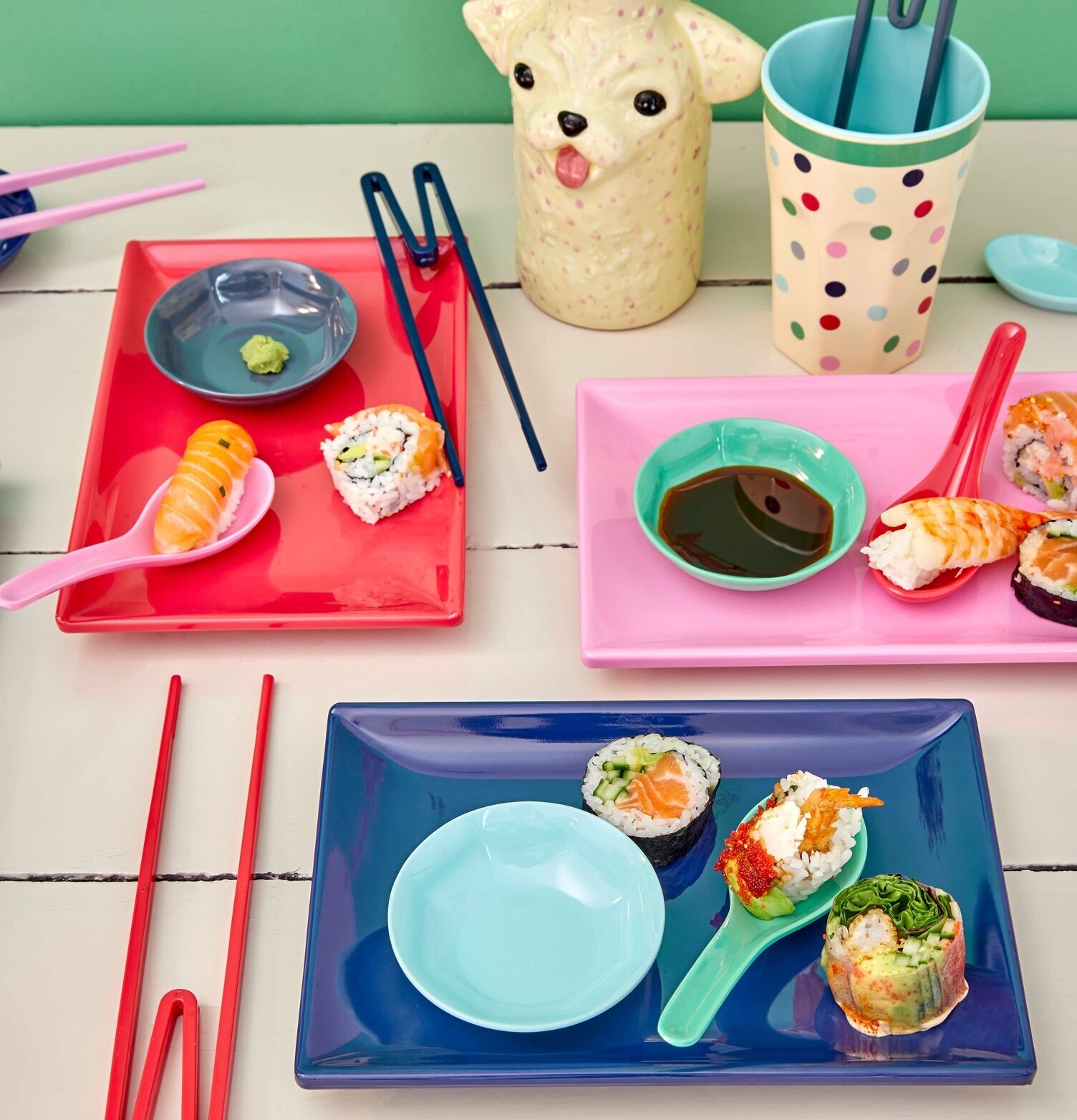 Bild av färgglad sushiupplevelse med brickor och skålar