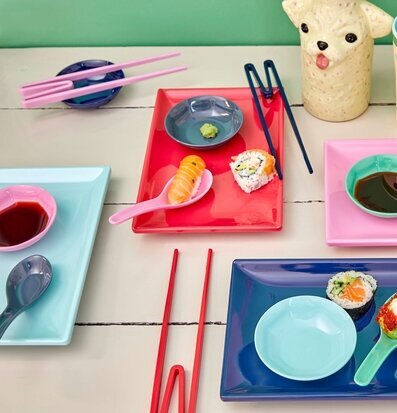 Bild av färgglad servis för en unik måltidsupplevelse