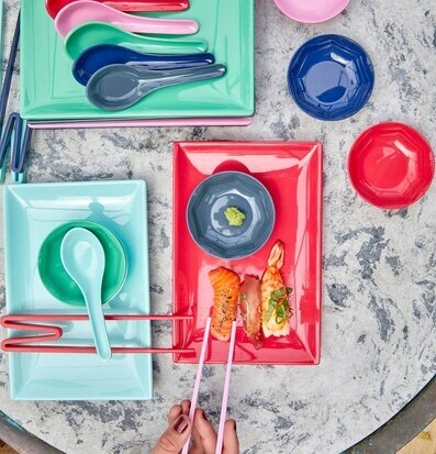 Bild av färgglad dukning med sushi och eleganta detaljer