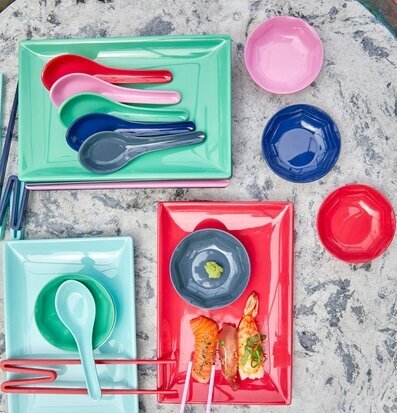 Foto av färgglada serveringsartiklar och sushiuppsättning