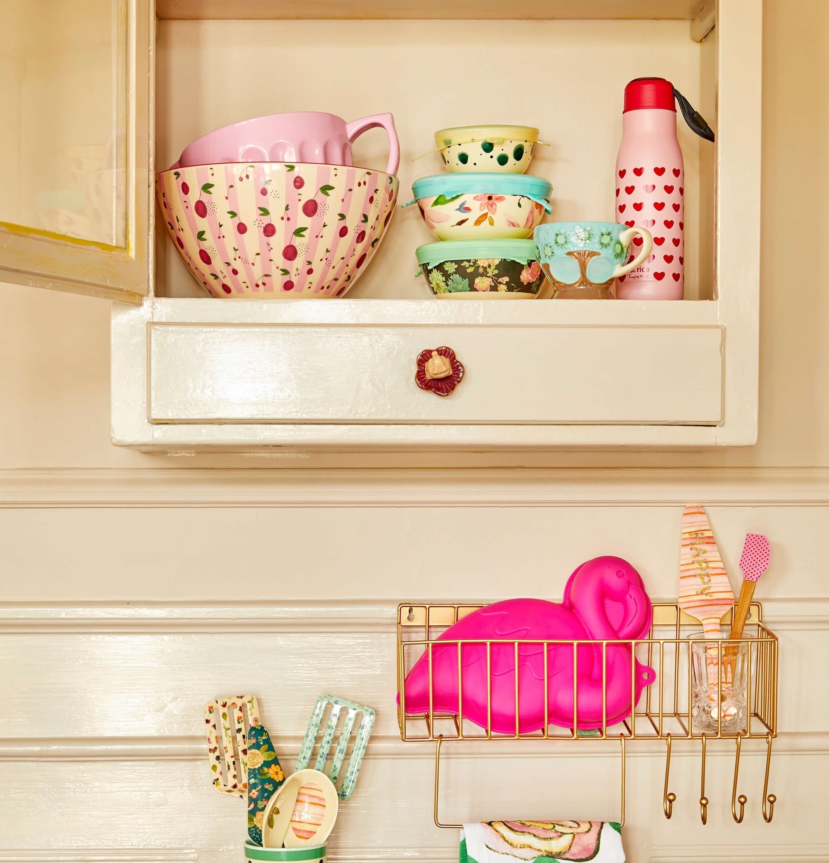 Vispskål Melamin Pink från Rice i ett färgglatt kök