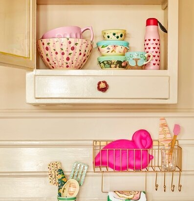 Bild av ett färgglatt och lekfullt kök med detaljer