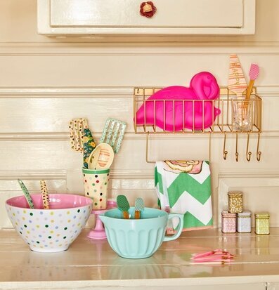 Foto av färgglatt kök med harmoniska detaljer