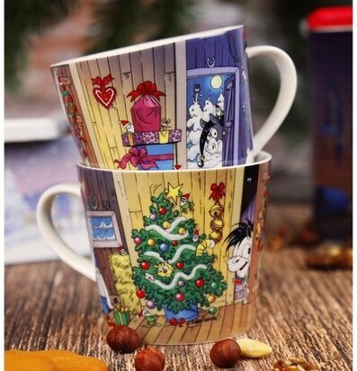 Bild av charmig julmugg med festlig illustration