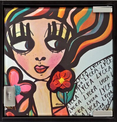 Bild av nyckelskåp med färgglad och konstnärlig design