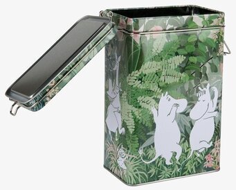 Foto av charmig kaffeburk med Muminmotiv i skogsmiljö