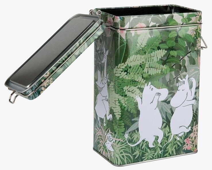 Foto av charmig kaffeburk med Muminmotiv i skogsmiljö