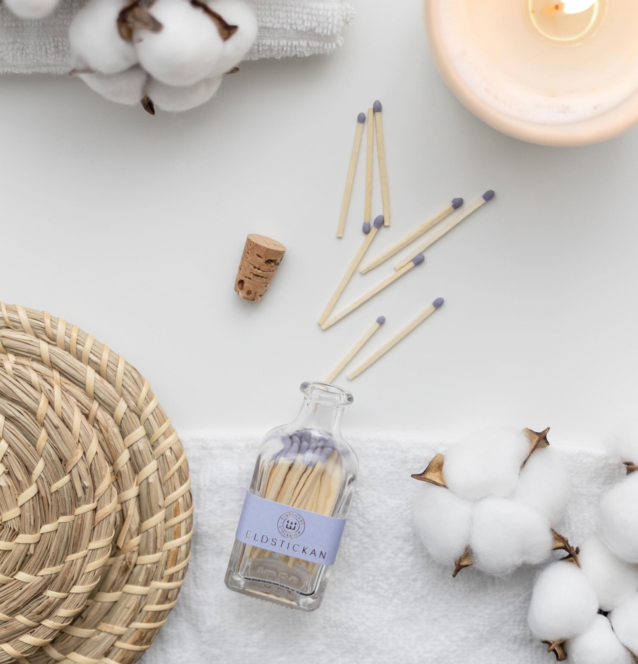 Tändstickor Liten Lavendel från Eldstickan på vit yta