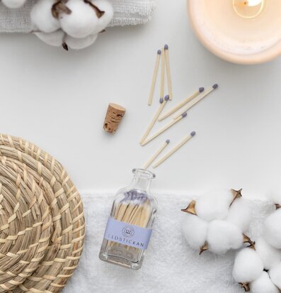 Bild av harmoniskt arrangerad scen med tändstickor