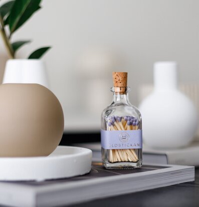 Bild av stilren interiör med tändstickor och dekoration