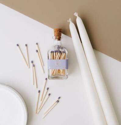 Bild av stilren tändsticksflaska med lavendeltoner