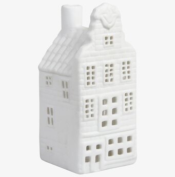 Bild av dekorativ ljuslykta som kanalhus i vitt