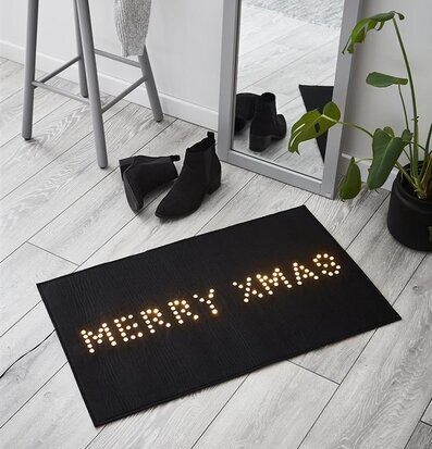 Bild av modernt hem med juldekoration och skandinavisk stil