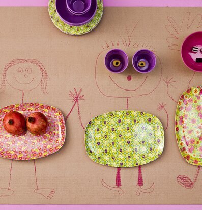 Bild av färgglada tallrikar och kreativt arrangemang