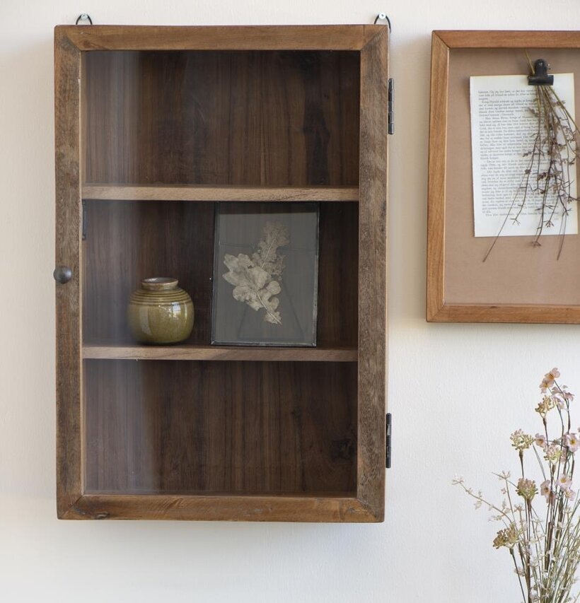 Väggskåp Unika från IB Laursen i mörkbetsat trä och glas