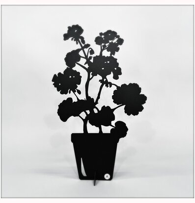 Bild av stiliserad pelargon i svart metallutförande