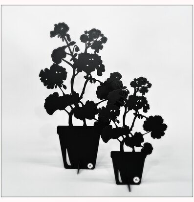Bild av dekorativa pelargon-silhuetter i svart metall