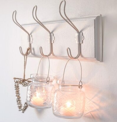 Bild av vit klädhängare med tre krokar och dekorationer