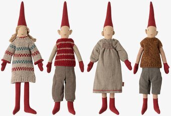Bild av fyra nostalgiska julfigurer i röd klädsel