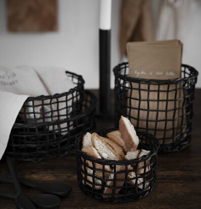 Bild av eleganta korgar i hemtrevlig och stilfull miljö