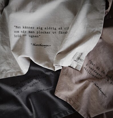 Bild av jordnära kökshanddukar med citat och stilren känsla