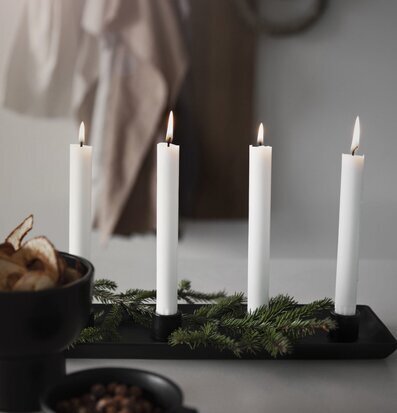 Foto av elegant ljusstake med harmonisk dekoration
