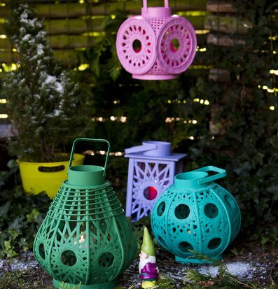 Bild av charmiga ljuslyktor i en vintrig utomhusmiljö