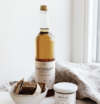 Bild av harmonisk komposition med saft och marmelad