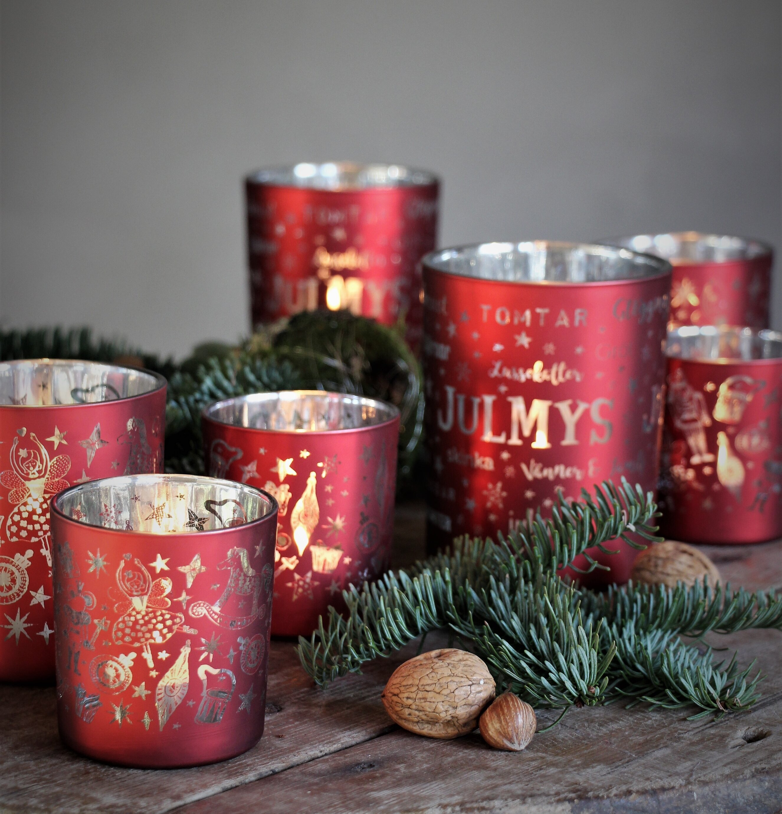 Bild av röda ljuslyktor för en mysig julstämning