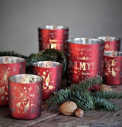 Bild av röda ljuslyktor för en mysig julstämning