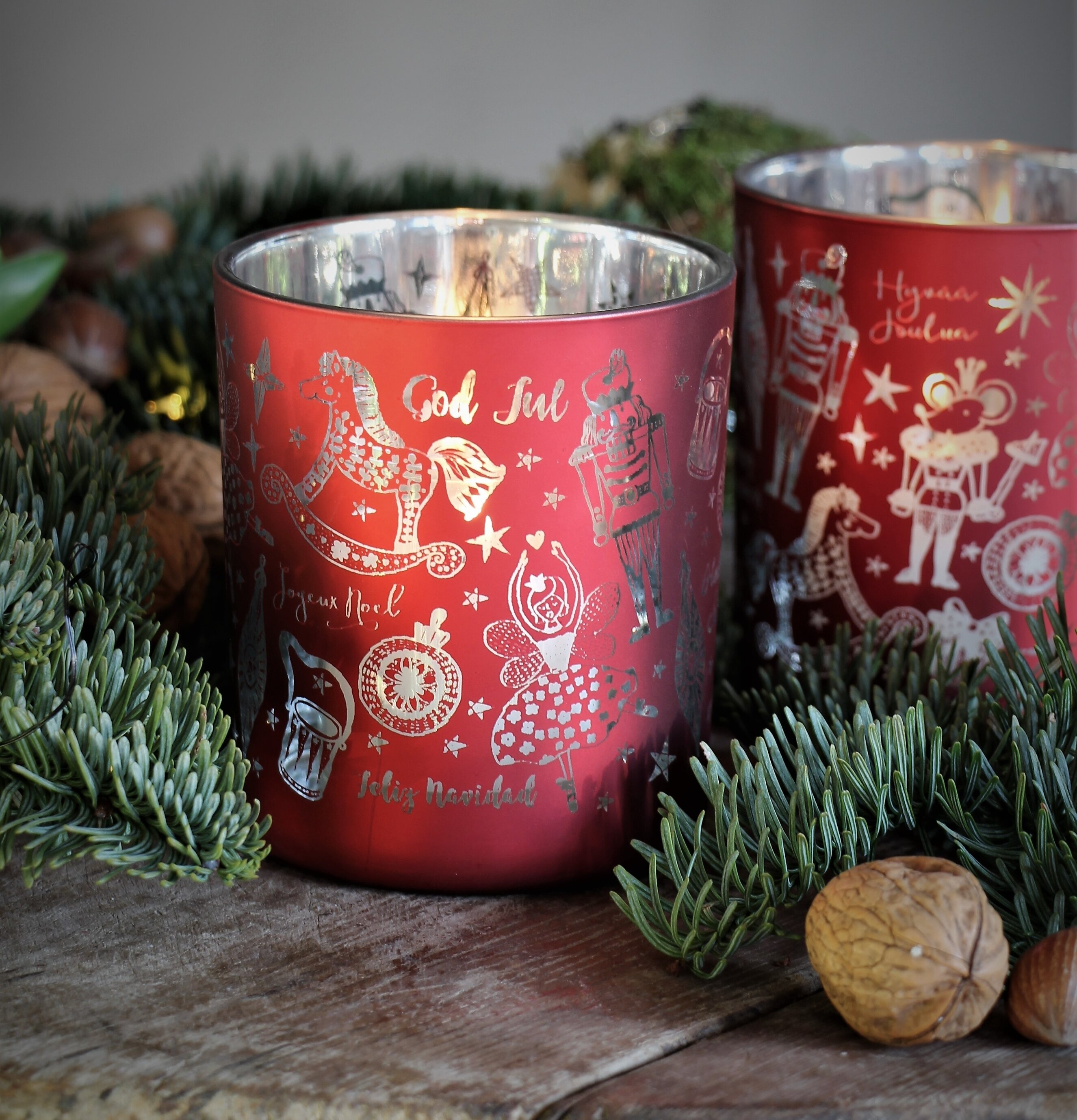 Ljuslykta Nötknäpparen Röd från Majas Cottage på träbord