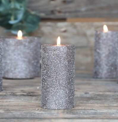 Bild av eleganta blockljus med glitter och rustik känsla