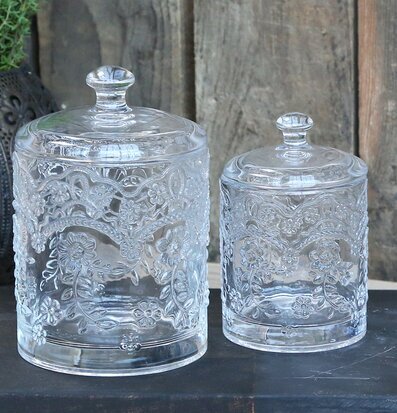 Bild av glasburkar med reliefmönster och rustik bakgrund