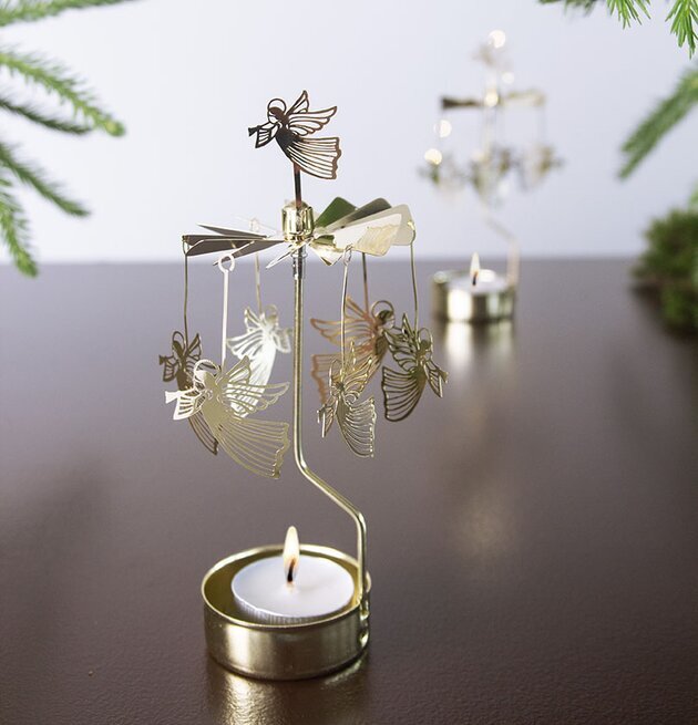 Bild av stämningsfullt änglaspel med ljus och skuggor