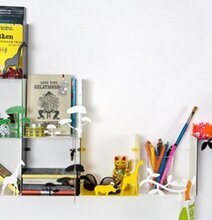 Bild av modern vägghylla med färgglada dekorativa element